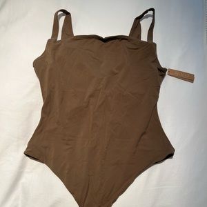 SKIMS FITS EVERYBODY SQUARE NECK BODYSUIT | OXIDE / Large (Out of stock)